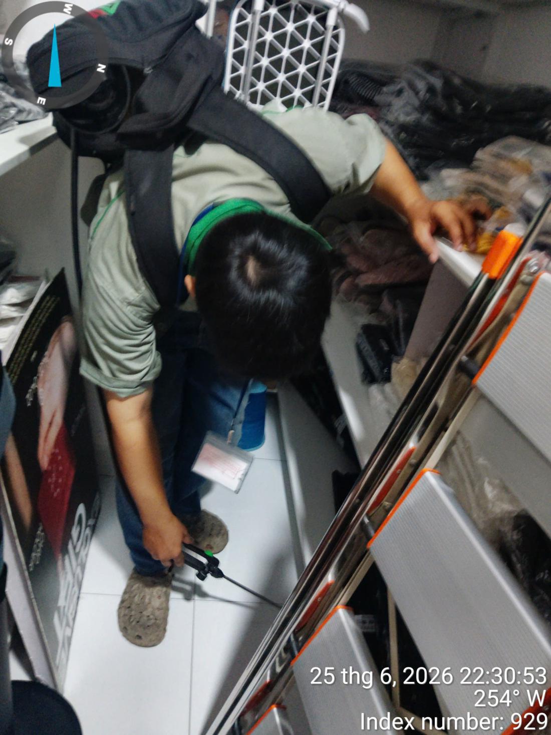 Xử lý khu vực trưng bày và kệ hàng trong quy trình thi công tiêu chuẩn