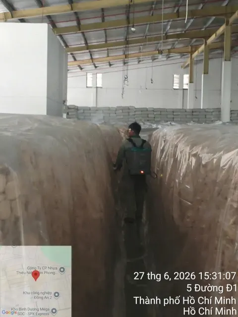 Phun xử lý dọc lối giữa các pallet thùng carton trong kho tại nhà máy và kho xưởng