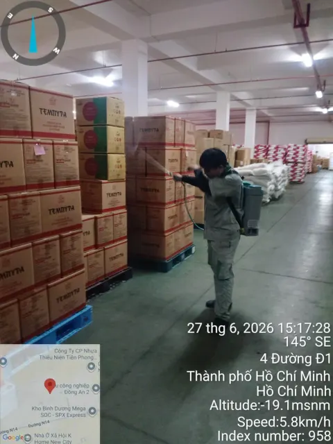 Phun dọc chân tường sau các chồng bao nguyên liệu tại nhà máy và kho xưởng