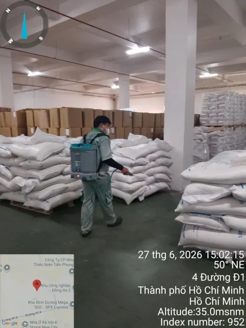 Phun xử lý quanh chồng thùng carton đặt trên pallet tại nhà máy và kho xưởng