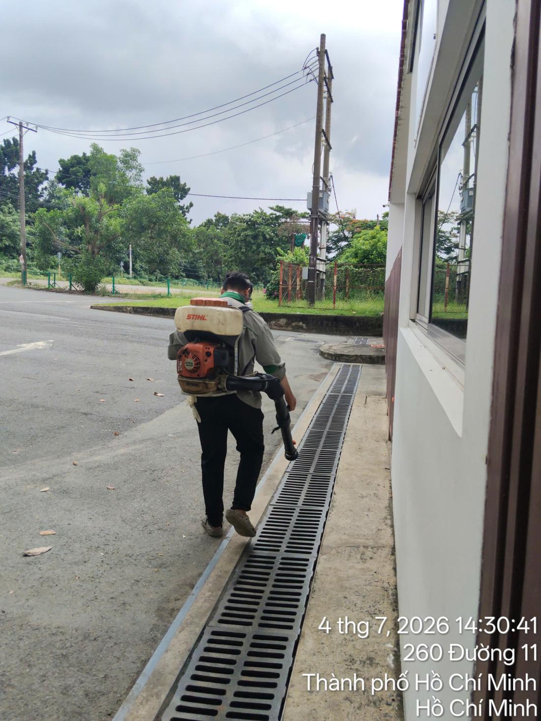 Rãnh thoát và ga thu nước ngoài nhà — mỗi miệng thoát là một điểm cần kiểm riêng