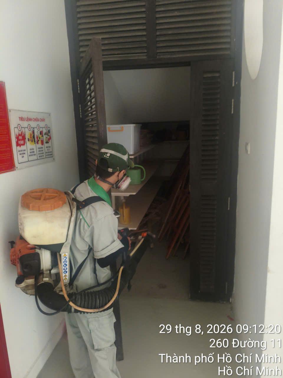 Phun xử lý khu vực cửa thoát hiểm và lối kỹ thuật tại văn phòng