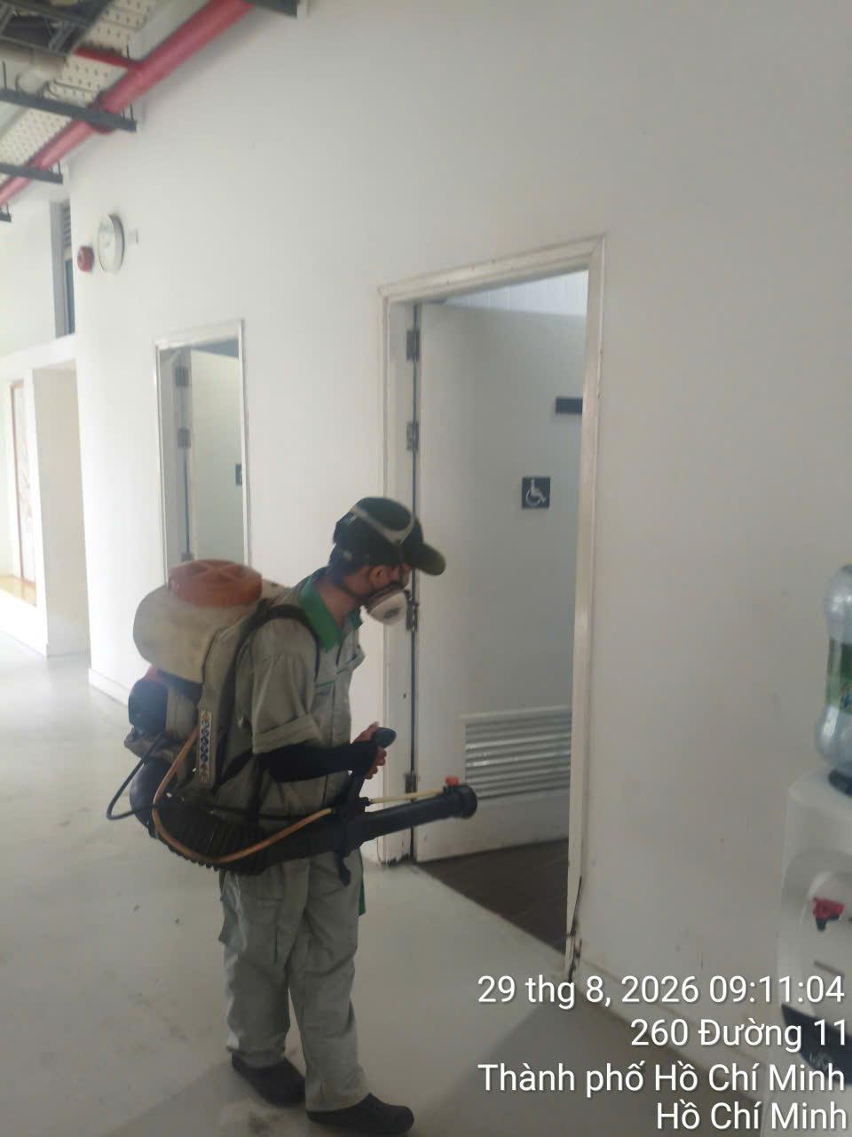 Xử lý hành lang nối giữa khối văn phòng và khu sản xuất tại văn phòng