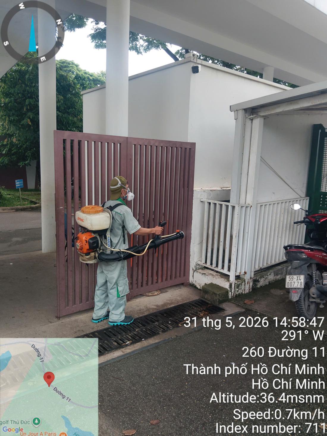 Chặn ruồi ở cửa ra vào: rèm nhựa, lưới và quạt gió