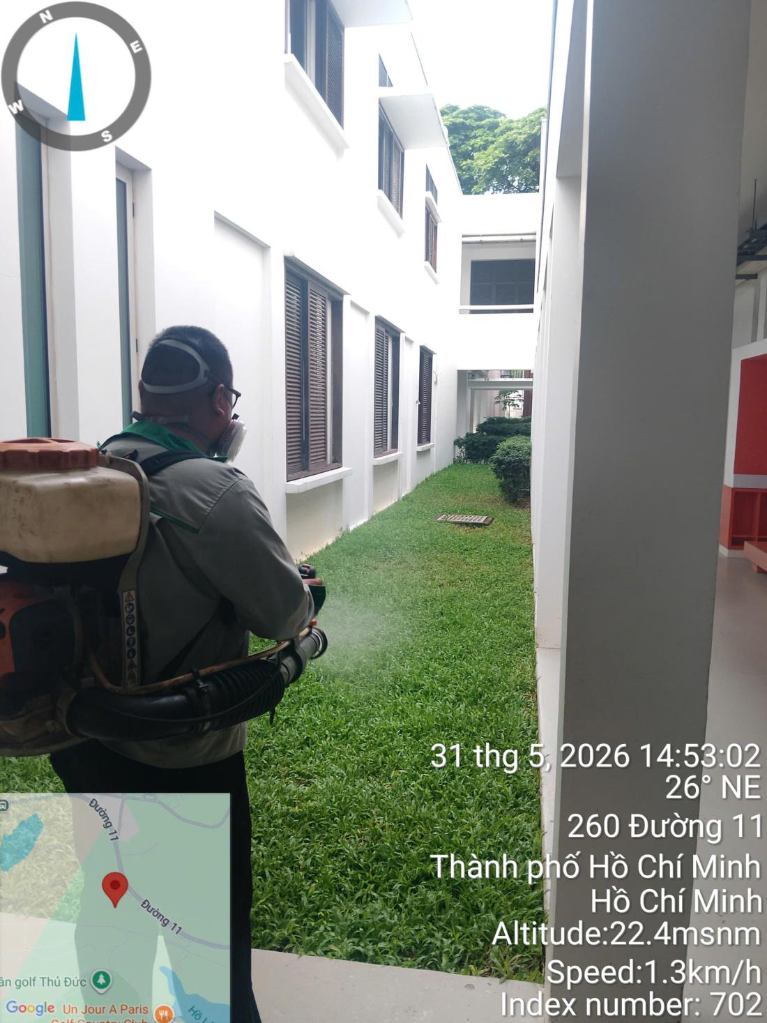 Dãy căn hộ liền kề dùng chung tường và hành lang — rệp đi theo khe cửa và hộp kỹ thuật