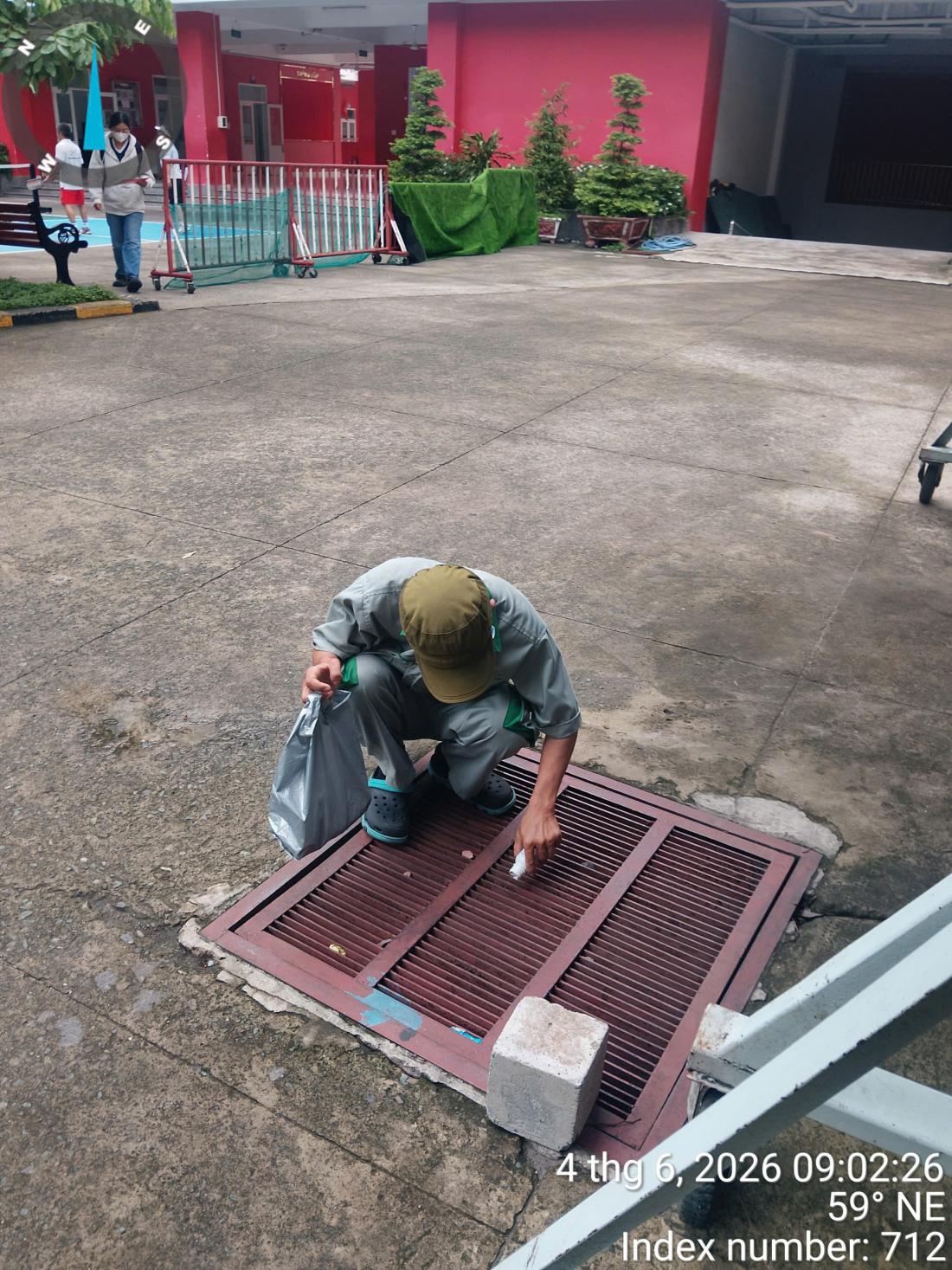 Mở nắp hố ga để kiểm tra và đặt trạm bả bên trong trong một lần kiểm lại theo bảo hành