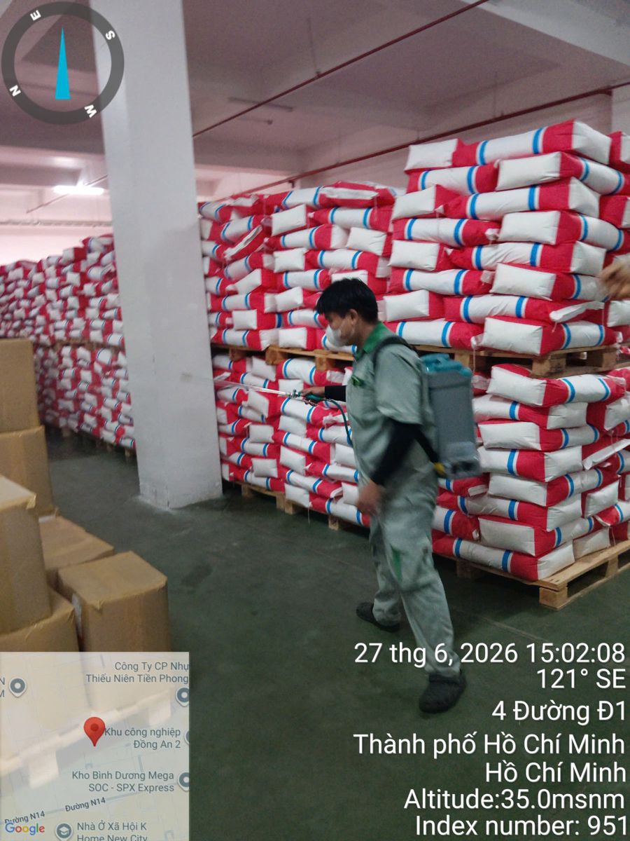 Phun xử lý khu xếp bao hàng chất cao trong kho nguyên liệu