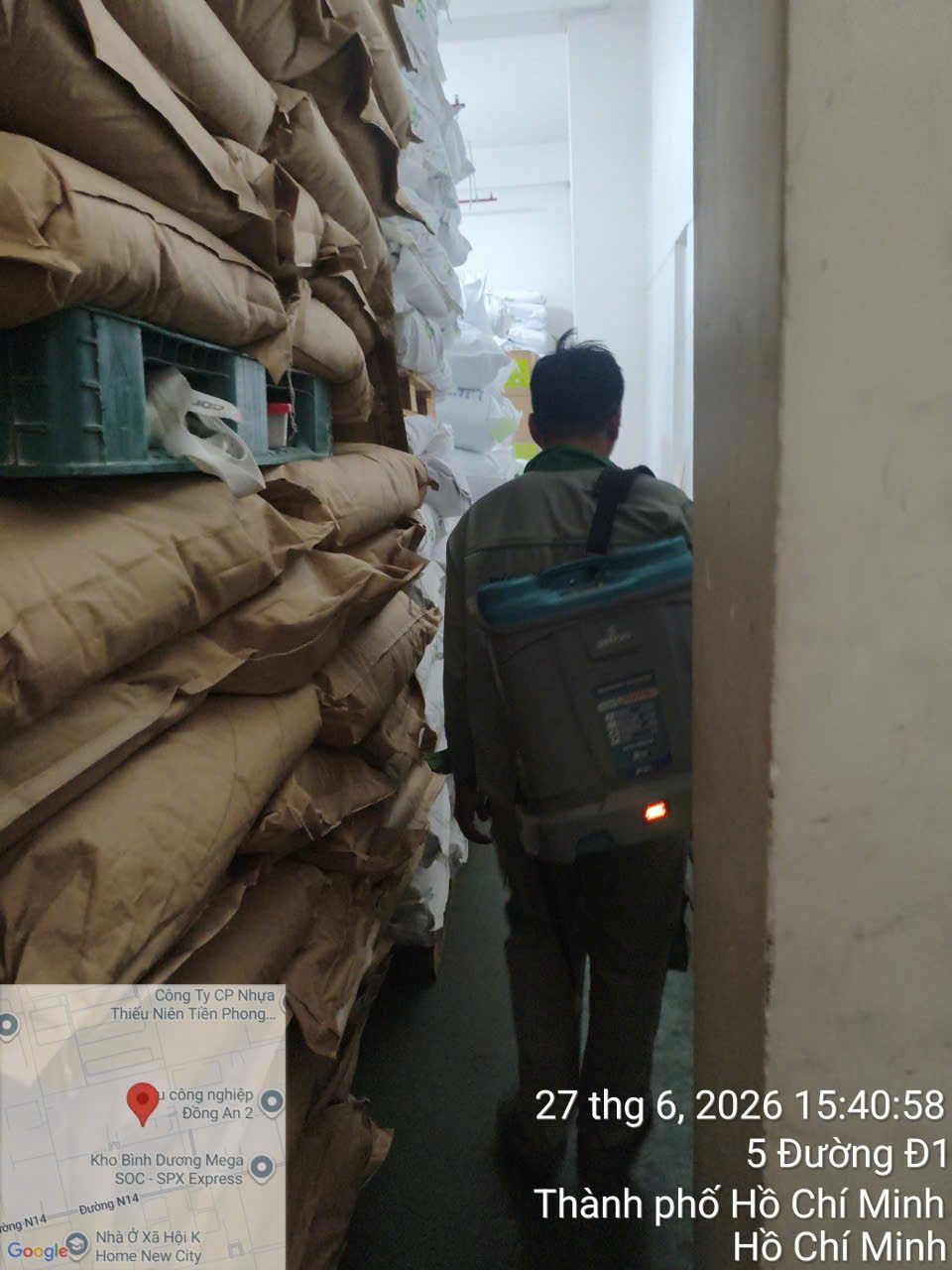 Phun xử lý lối đi hẹp giữa các chồng bao nguyên liệu trong kho