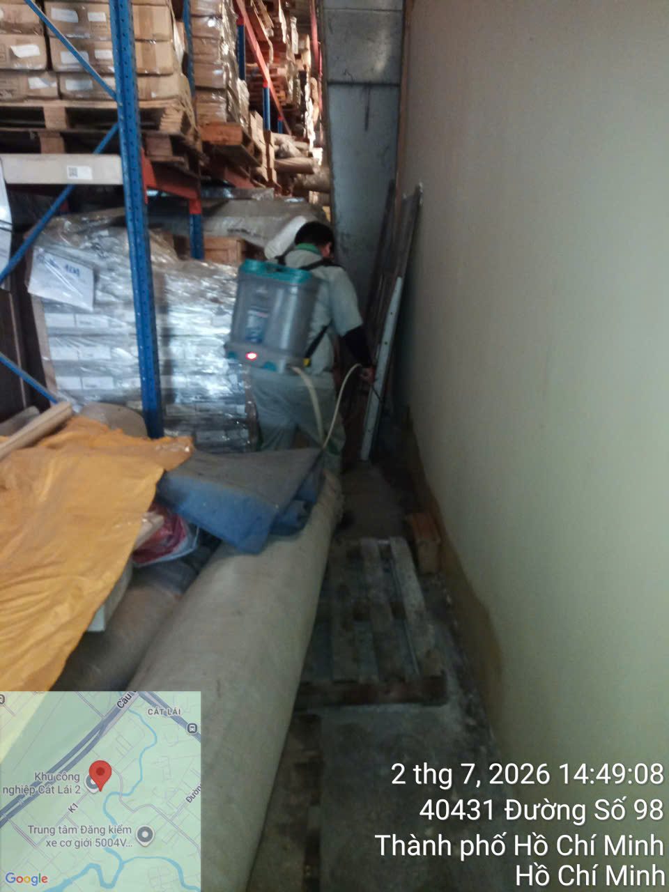 Phun xử lý phía sau các kệ hàng và thùng chứa trong cửa hàng