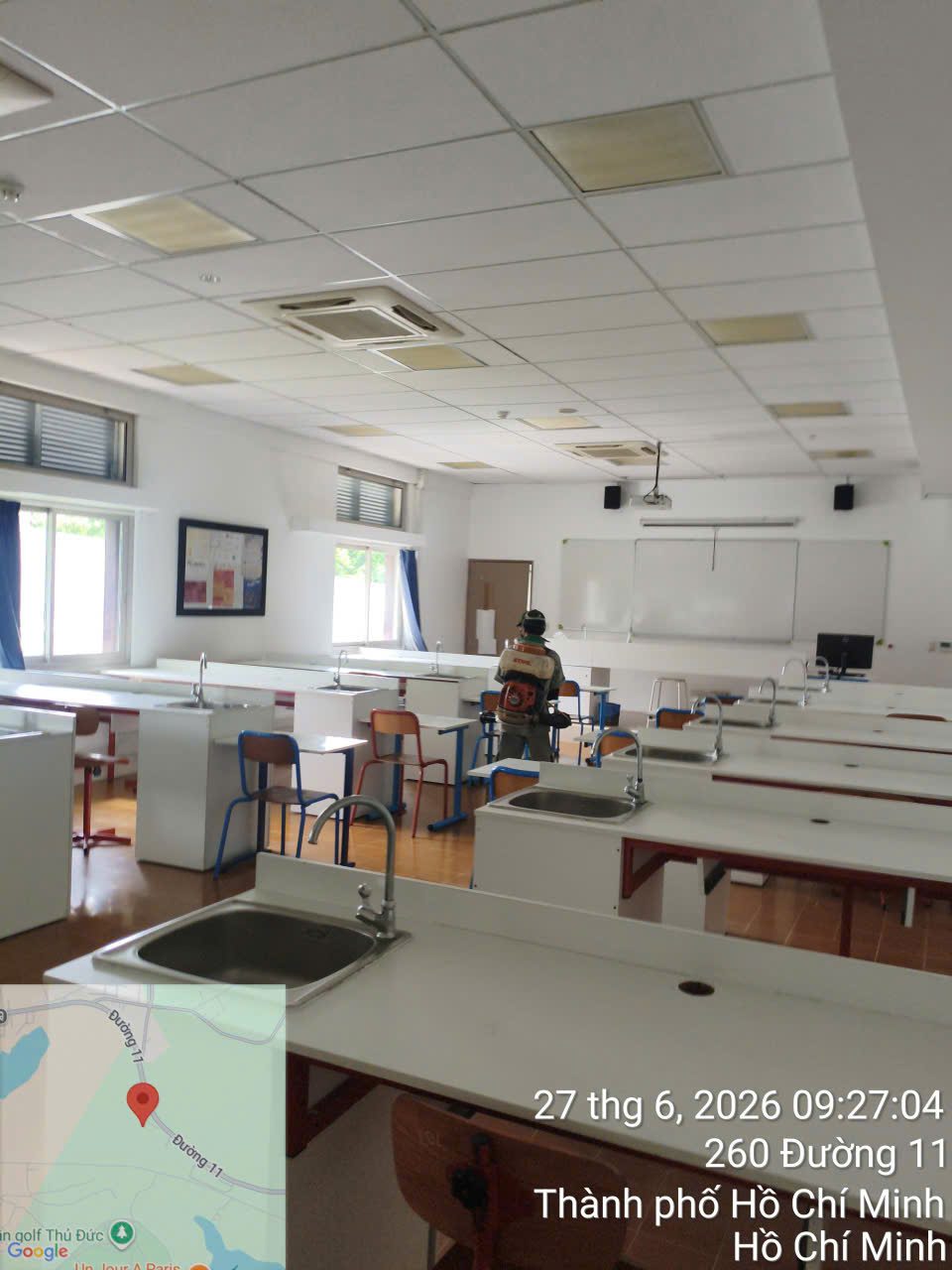 Phun xử lý côn trùng trong phòng thí nghiệm có bàn thao tác và ghế cao