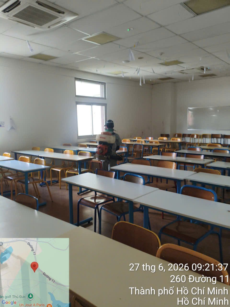 Phun xử lý côn trùng trong phòng học đã kê sẵn bàn ghế