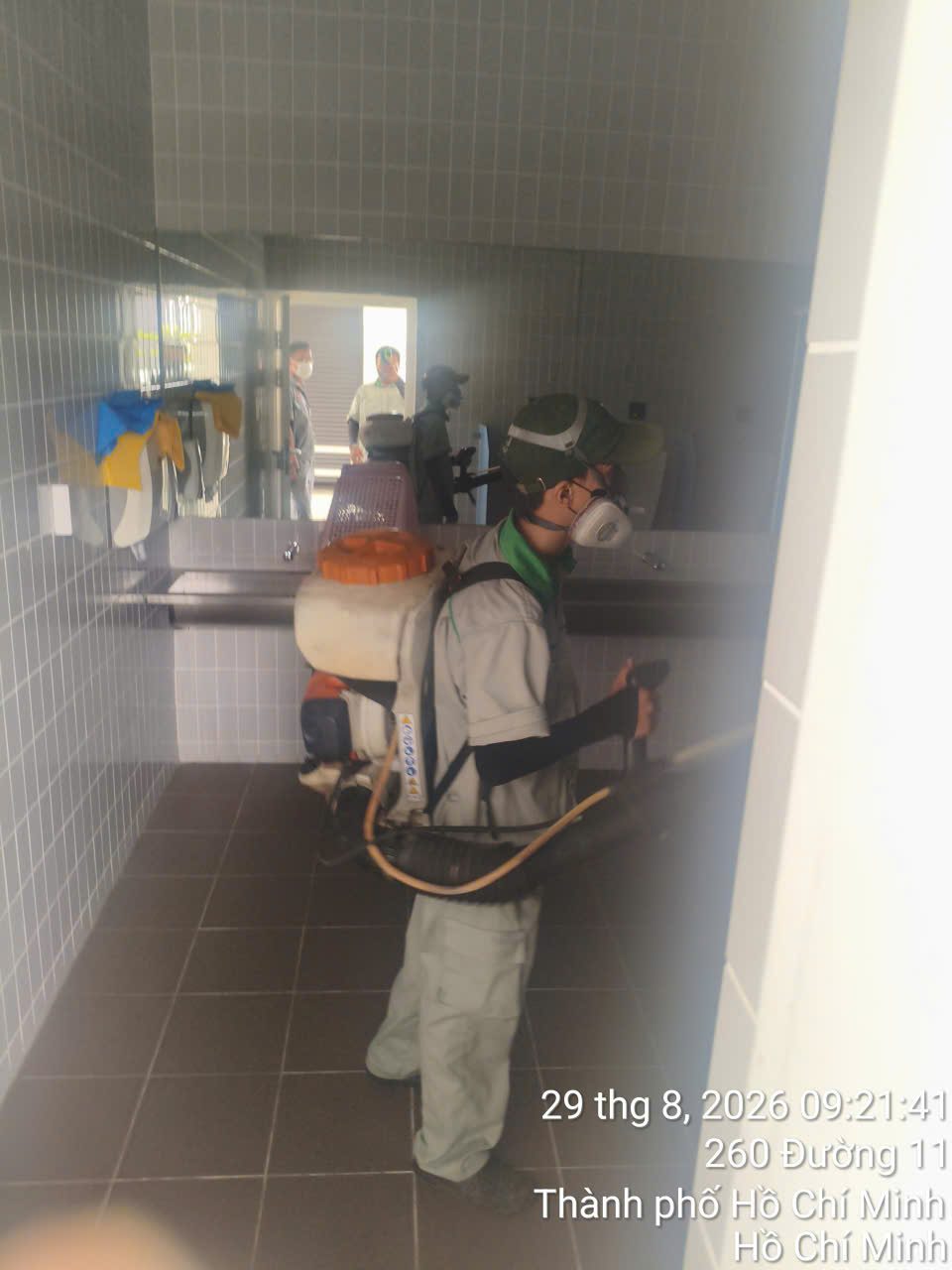 Phun xử lý khu vực bồn rửa của căng tin, nơi thức ăn thừa hay đọng lại