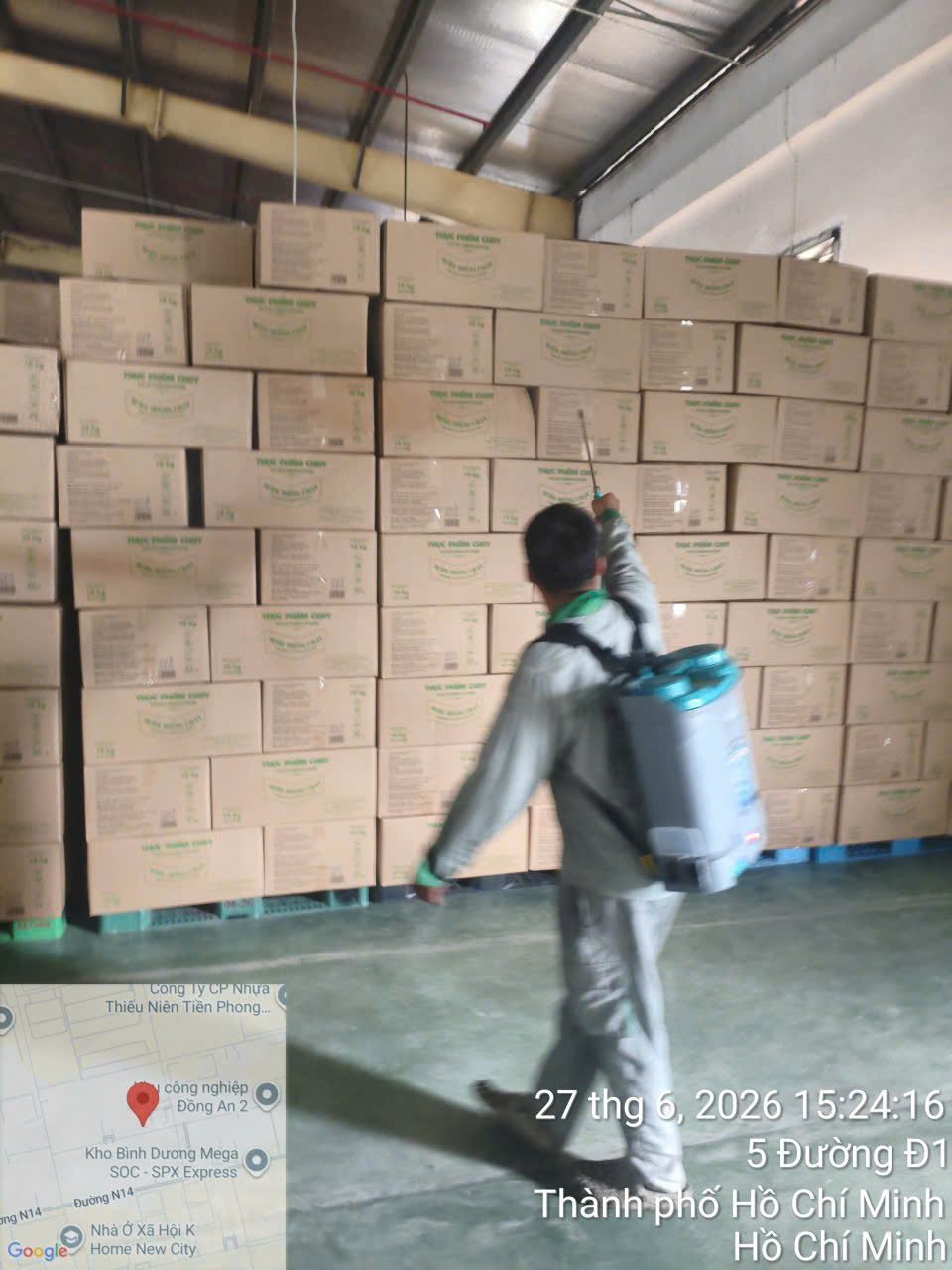 Phun xử lý dọc tường kho chứa thùng carton xếp cao sát trần