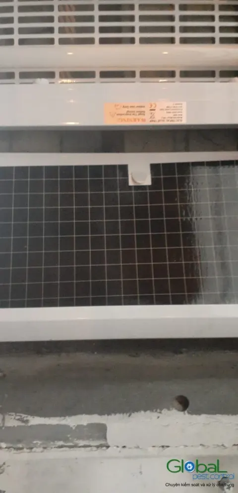 Đèn diệt côn trùng tấm keo ô lưới lắp trên tường ốp gạch khu chế biến
