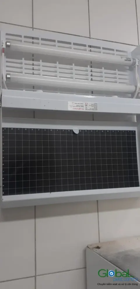Đèn diệt côn trùng treo trên tường gạch men trắng khu chế biến