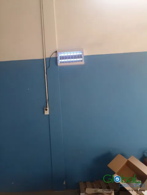 Đèn diệt côn trùng bật sáng trên tường khu vực để hàng nhà máy