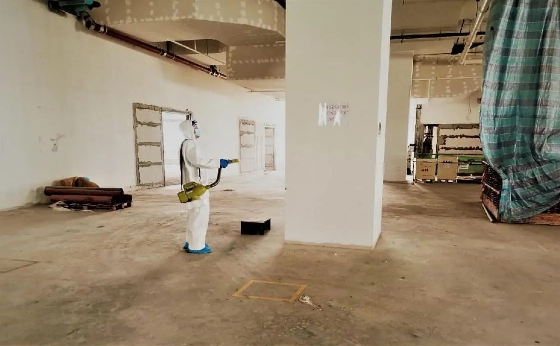 Kỹ thuật viên phun khử khuẩn trong không gian đang thi công