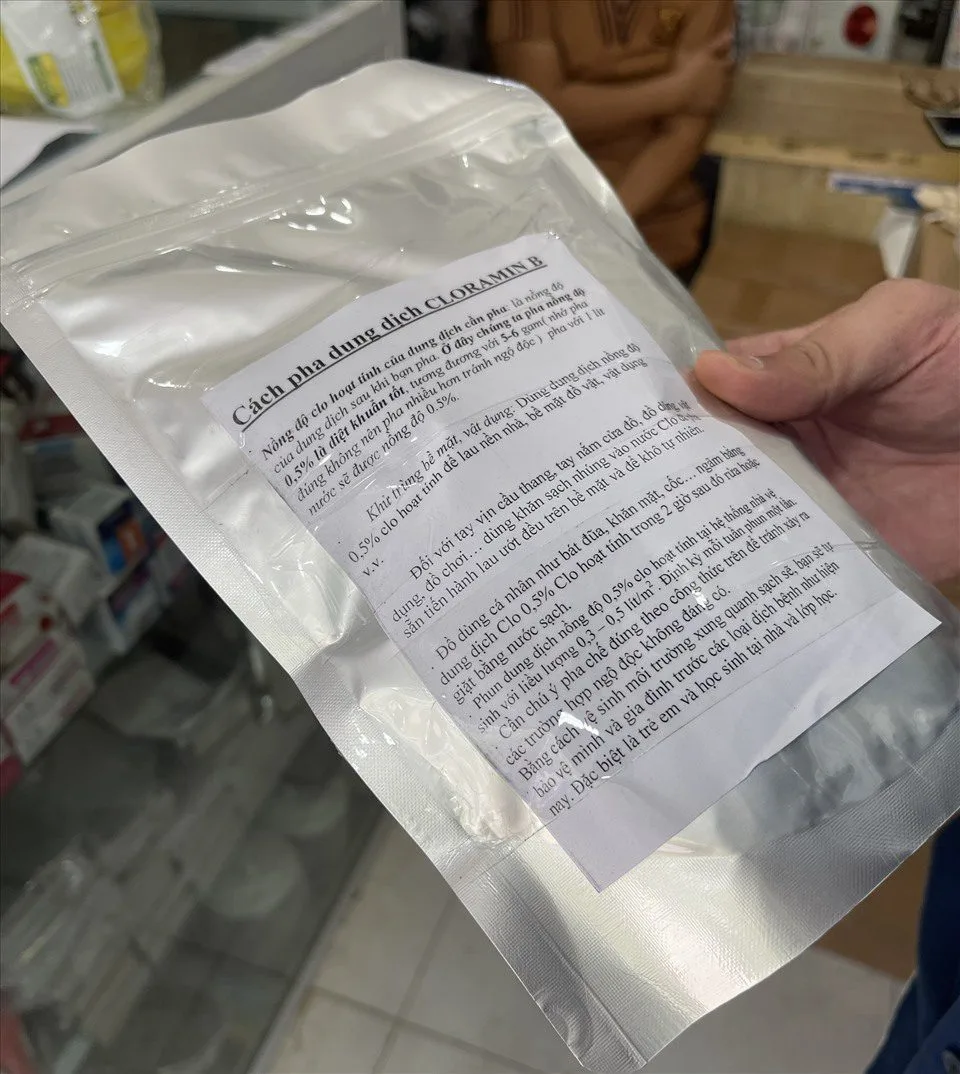 Có nên tự mua Cloramin B về phun khử khuẩn?
