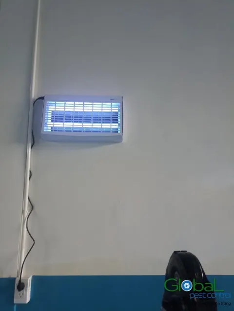Đèn diệt côn trùng đang hoạt động trên tường trắng khu sản xuất