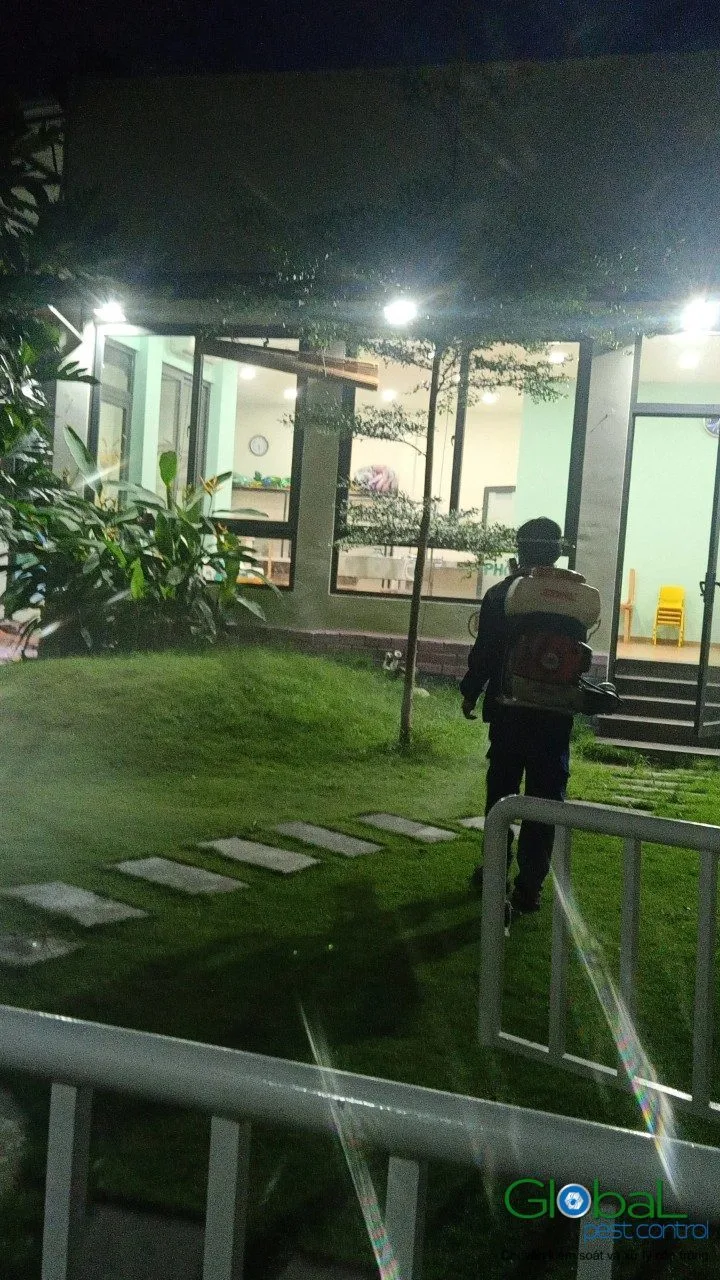 Kỹ thuật viên phun thuốc diệt muỗi sân vườn nhà xưởng về đêm