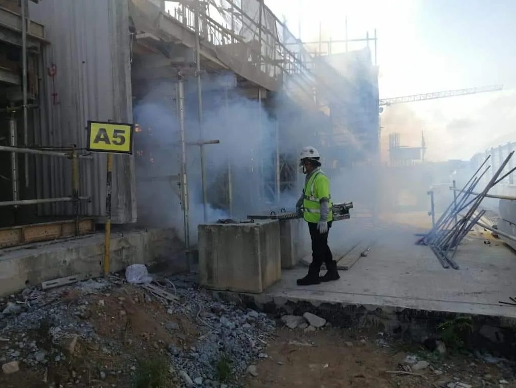 Kỹ thuật viên phun khói xử lý tại khu vực nhà máy