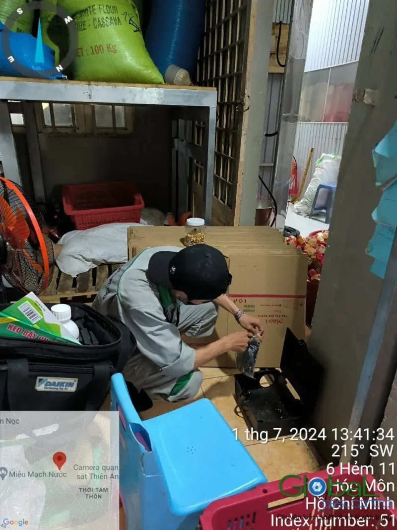 Kỹ thuật viên phun thuốc góc kho chứa hàng tạp hoá