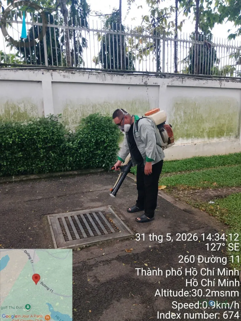 Kỹ thuật viên xử lý khu vực bãi cỏ và hàng rào ngoài trời