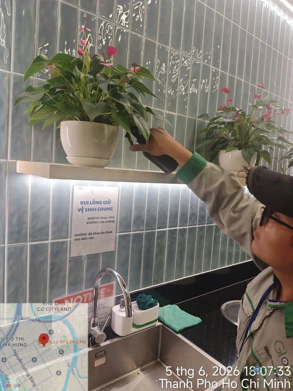 Kỹ thuật viên phun xử lý dọc mép tường khu vực làm việc