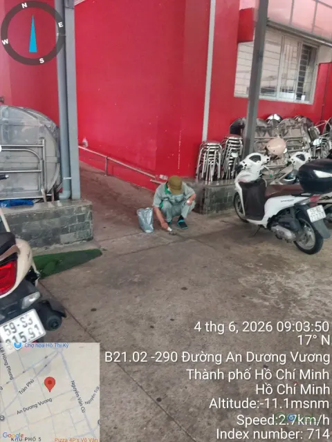 Kỹ thuật viên phun thuốc diệt muỗi bãi cỏ nhân tạo khu để xe