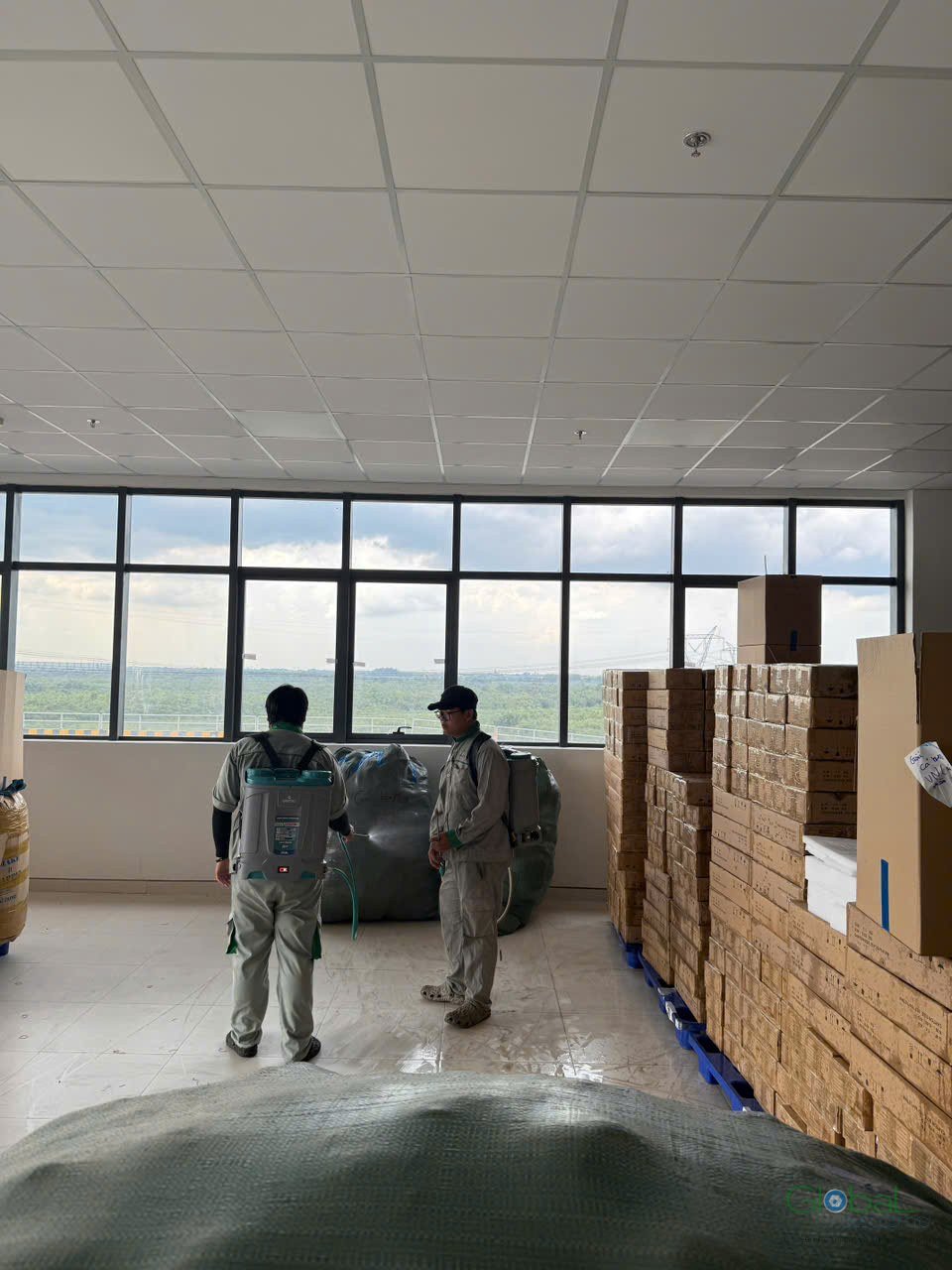 Hai kỹ thuật viên làm việc trong kho hàng có pallet