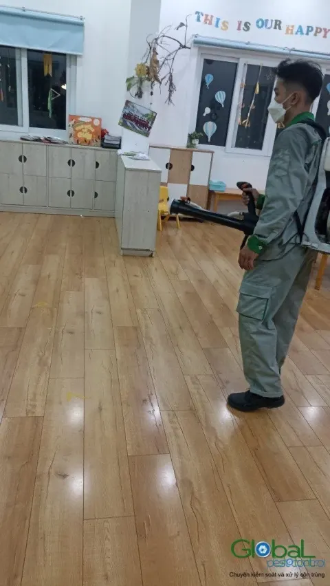 Kỹ thuật viên phun mù lạnh lớp học mầm non sàn gỗ