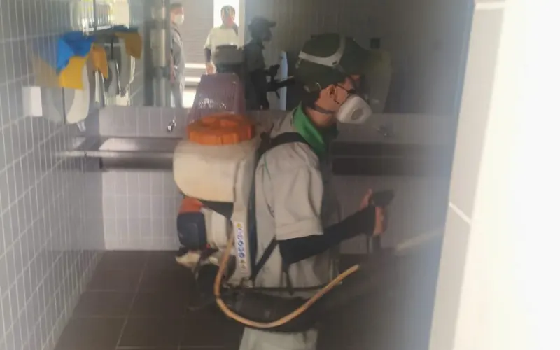 Kỹ thuật viên xử lý khu vực bếp và bồn rửa của nhà hàng