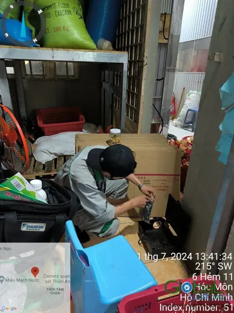 Kỹ thuật viên phun thuốc góc kho chứa đồ tạp hoá