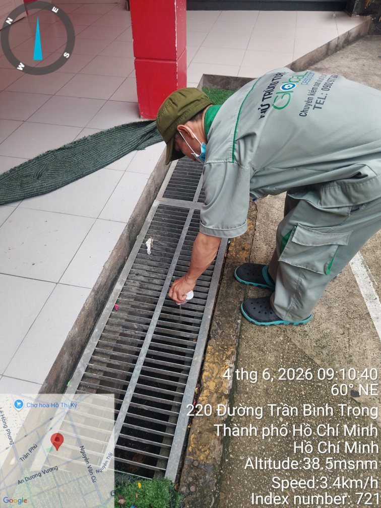 Kiểm rãnh thoát nước có nắp lưới quanh mặt bằng
