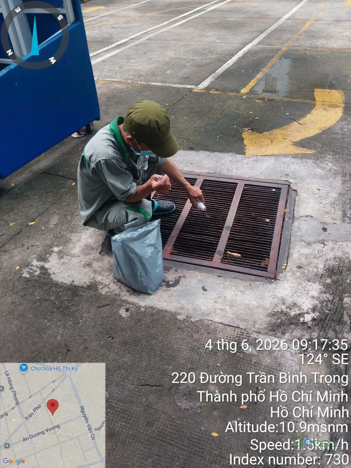 Kỹ thuật viên xử lý hố ga trên sân ngoài trời