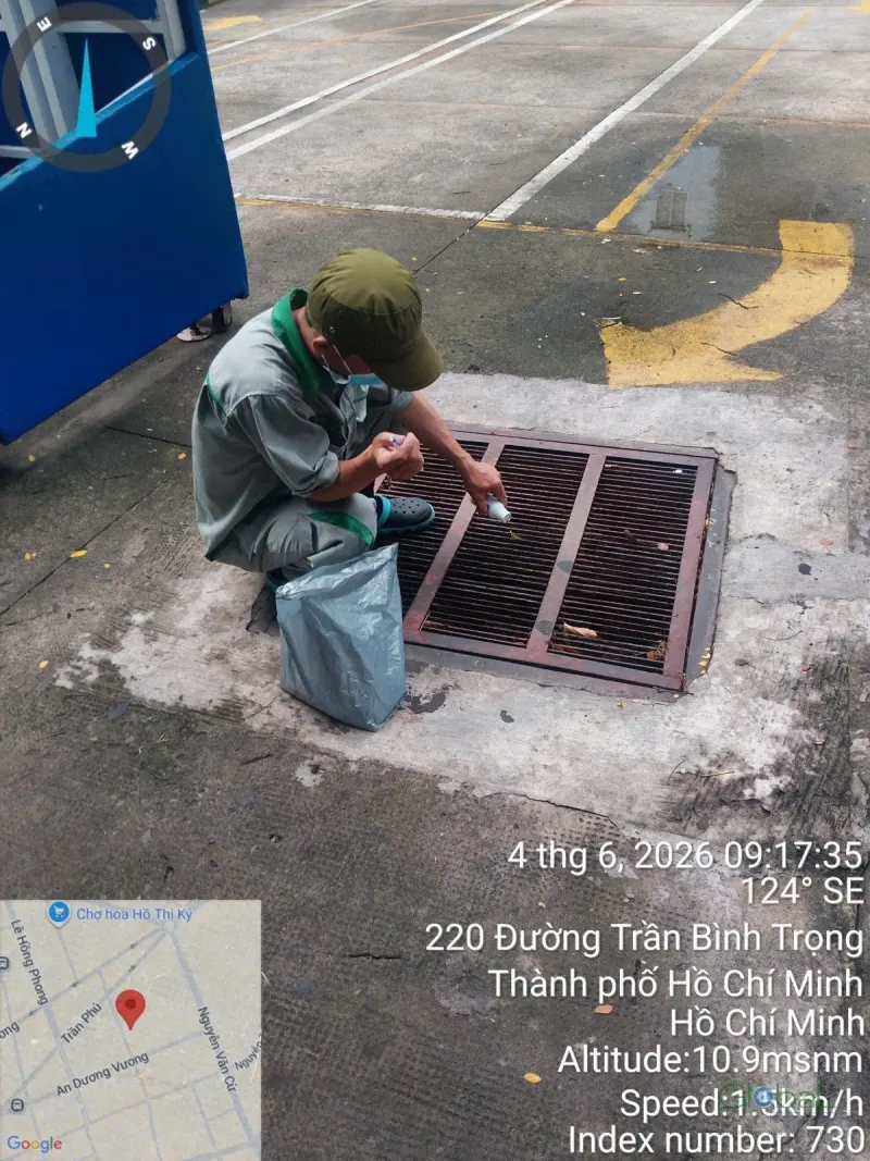 Kỹ thuật viên xử lý hố ga trên sân ngoài trời