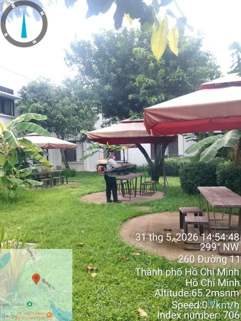 Sân vườn có dù che và bàn ghế được phun thuốc diệt muỗi