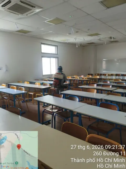 Phun khử khuẩn bàn ghế phòng học ngoài giờ dạy