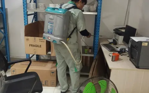 Kỹ thuật viên Công ty Khử Trùng Toàn Cầu xử lý khu vực kho vật tư của văn phòng