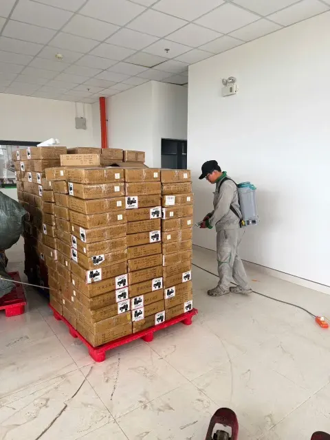 Phun khử khuẩn pallet hàng nhập trước khi đưa vào kho nhà máy