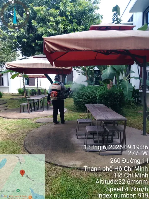 Kỹ thuật viên phun thuốc diệt muỗi khu bàn ghế sân vườn trường học
