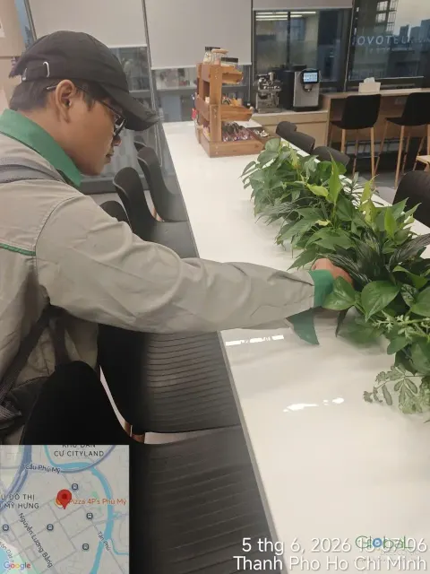Kỹ thuật viên phun thuốc cây cảnh đặt trên bàn dài khu làm việc