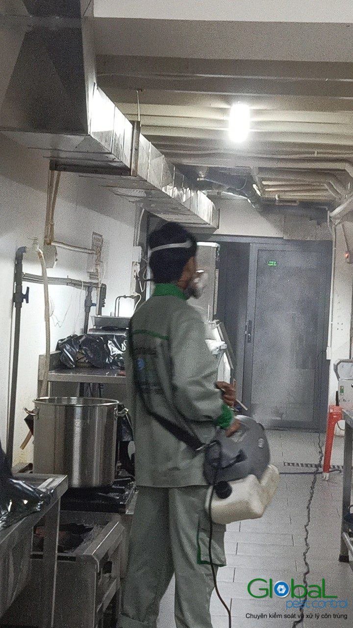 Kỹ thuật viên xử lý bề mặt khu chế biến sau giờ đóng cửa