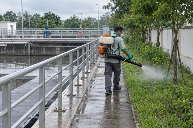 Kỹ thuật viên phun sương lối đi bể nước thải có lan can