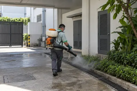Kỹ thuật viên phun sương sân dịch vụ khách sạn