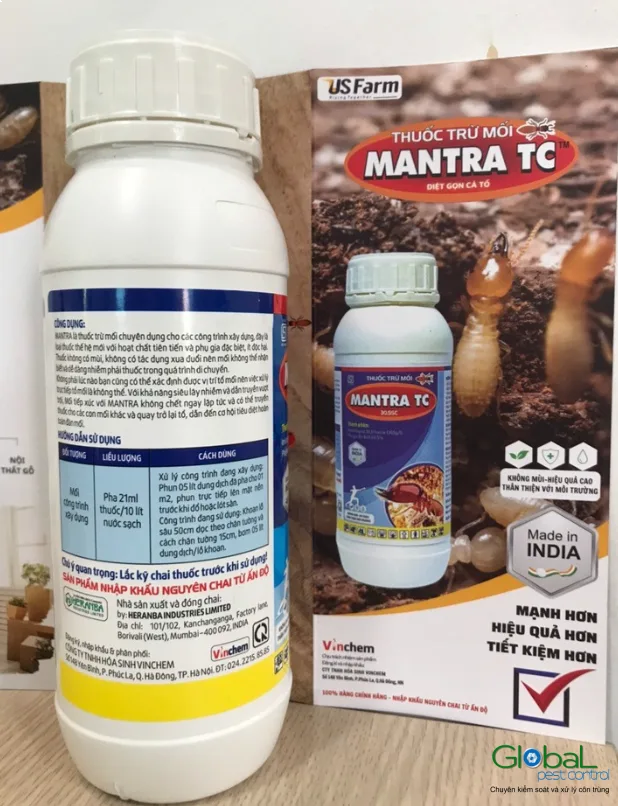 Chai thuốc trừ mối Mantra TC đặt cạnh hộp giấy sản phẩm